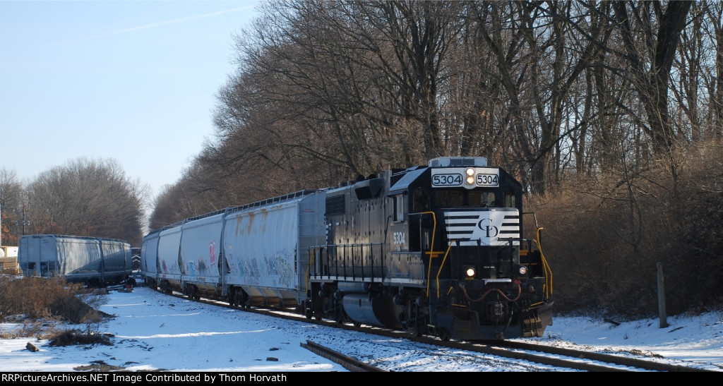 DDRV 5304 leads RP-1 out of DDRV's yard west to Phillipsburg